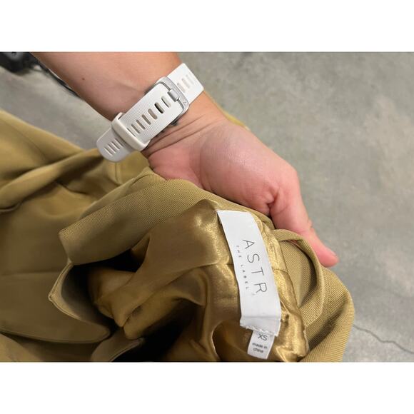 ASTR The Label | Fitted Pleat Blazer Vintage Gold XS - Picture 5 of 5